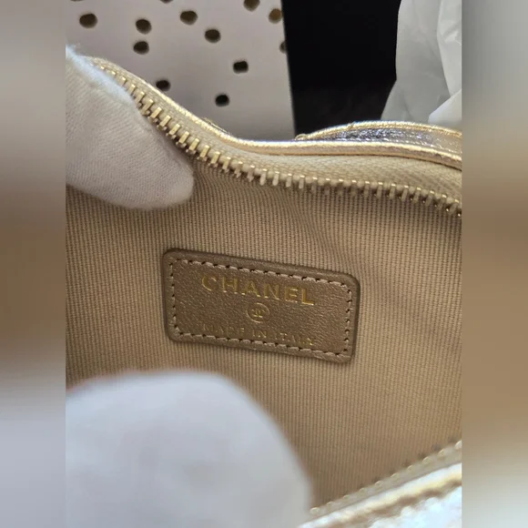 CHANEL Heart Clutch on Chain. - Picture 9 of 11